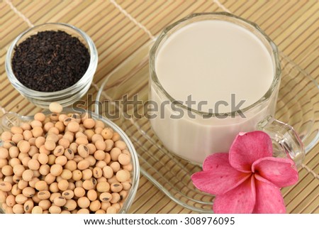 Soybean milk and black sesame seeds, healthy drink helps clear skin, reduce weight and weave antioxidants.