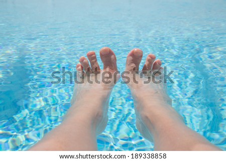 Feet with toes pointing upwards in a swimming pool