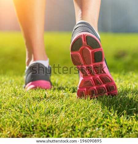 Women's running legs pink-gray sports shoe detail Women's running legs pink-gray sports shoe detail