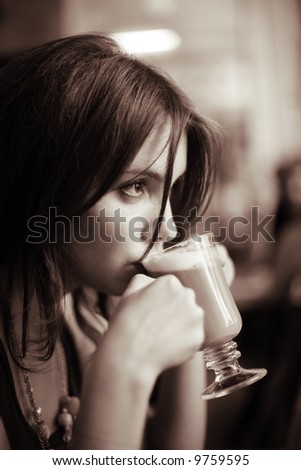 صور لتصميم ستايل كافيه بنات عاجل Stock-photo-beautiful-young-girl-sipping-coffee-latte-shallow-dof-9759595