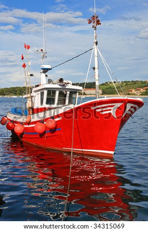 An image of a red Spanish fishing boat in the port