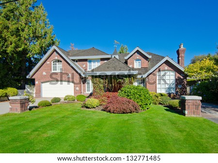 Big Custom Made Luxury House With Nicely Trimmed And Landscaped Front Yard Lawn In The Suburbs Of Vancouver, Canada.