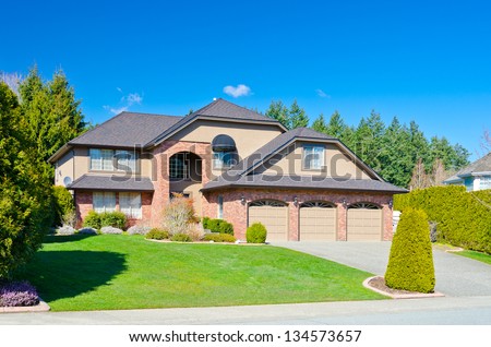 Big custom made triple doors garage luxury house in the suburbs of Vancouver, Canada.