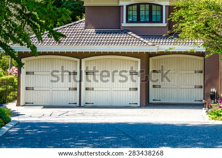 Tripple doors garage in North America.