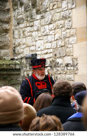 TOWER OF LONDON, DECEMBER 20: An unidentified yeoman of the guard with crowd at the Tower of London. Yeoman of the Guard, protect the crown jewels of England. London, England on December 20, 2005.