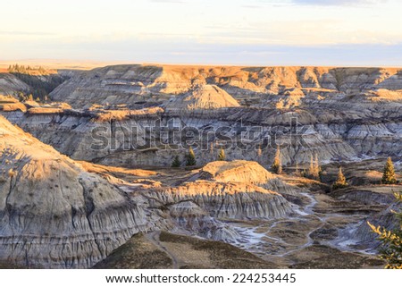 Near sunrise over the Drumheller badlands at the Dinosaur Provincial Park in Alberta, where rich deposits of fossils and dinosaur bones have been found. The park is now an UNESCO World Heritage Site.