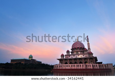 Putra Mosque is the principal mosque of Putrajaya, Malaysia. Building on the left is Perdana Putra which is Malaysian Prime Minister\'s office.