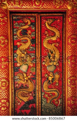the door in chinese style with golden dragon
