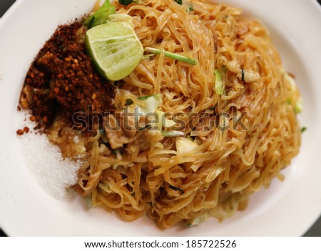 Stir fried rice noodle on plate (KoratÃ?Â¢??s stir fried noodle)