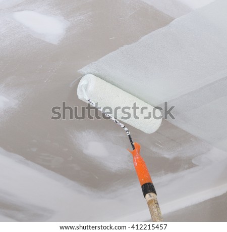 painting a gypsum plaster ceiling with painting roller