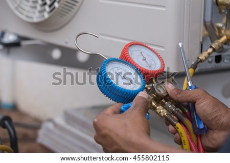 vacuum pump evacuates air from the air conditioner (installation new air conditioner)