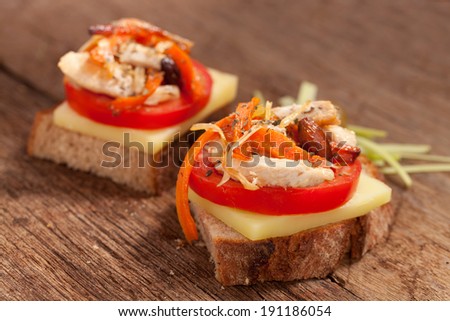bread seasoned with oil and sliced tomatoes on a table