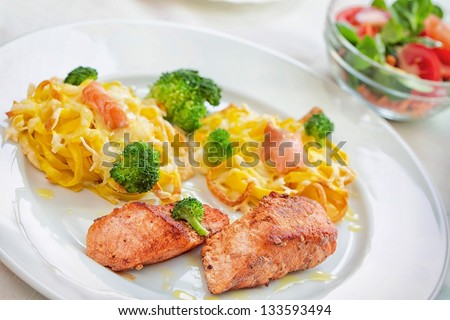Pasta with salmon and broccoli