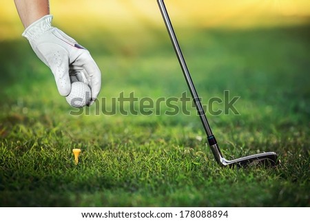 Hand golfers as gives the ground a golf ball on the tees