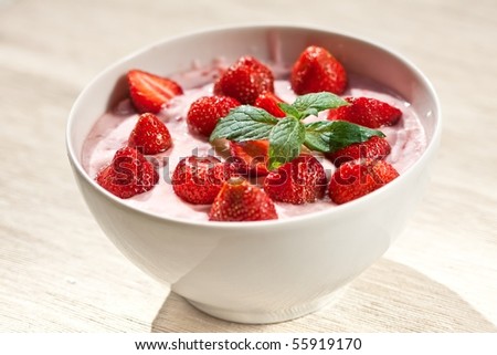 Low calorie yogurt with fresh strawberries