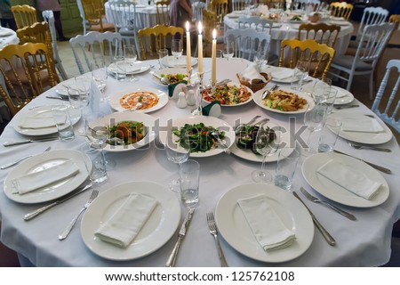 Photo round dining table served for twelve people.
