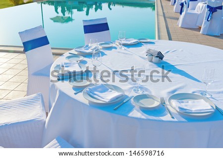 Photo round dining table served for three people.