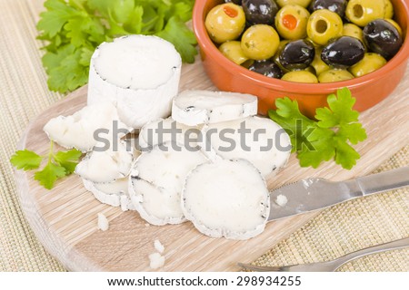 Goat\'s Cheese & Olives - Full fat mould ripened soft goat\'s milk cheese served with mixed olives.
