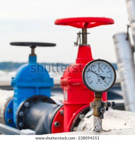 manometer, red and blue valve on hot and cold pipe
