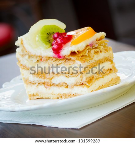 Non-baked fresh fruit cake made of pastry, cream and fruits.