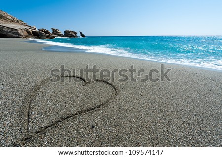 Herz im Sand am Strand von Trio Petra auf Kreta/Griechenland.
A Heart painted in the sand at the Beach