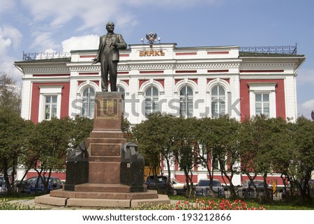 VLADIMIR, RUSSIA - MAY 02: Lenin monument on the background of the old bank building in Vladimir on May 2, 2014 in Vladimir.