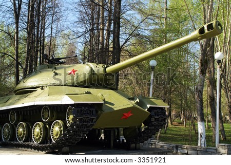 monument to  Soviet army tank