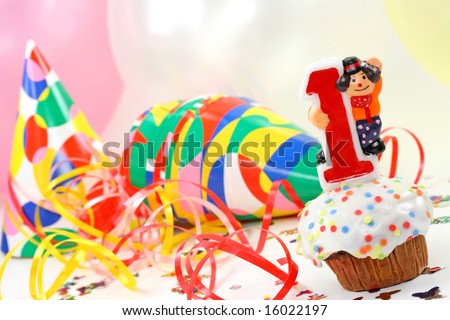 اروع تشكيلة لمحبي الكاب كيك Stock-photo-birthday-cupcake-with-candle-16022197