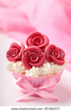 Cup cake with red roses