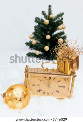 Golden clock shows ten minutes till New Year