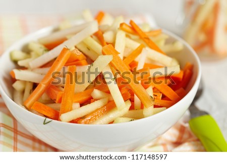 Kohlrabi, apple and carrot salad with dill