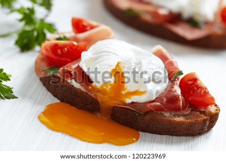 Sandwich with poached egg, parma ham and cream cheese