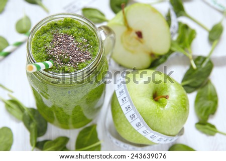 Apple and spinach green smoothie in mason jar