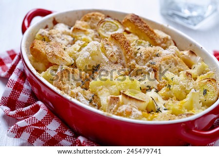 Casserole with cauliflower, leek, bread and cheese