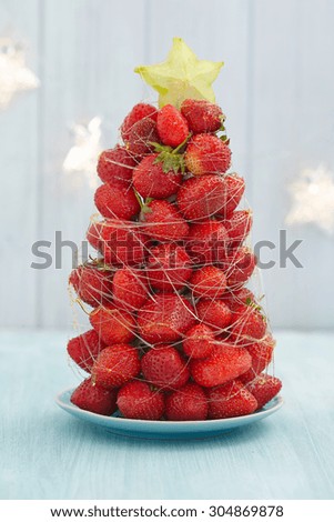 Strawberry Christmas tree with star fruit and caramel