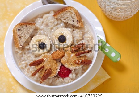 Oatmeal porridge with a kitten face decoration