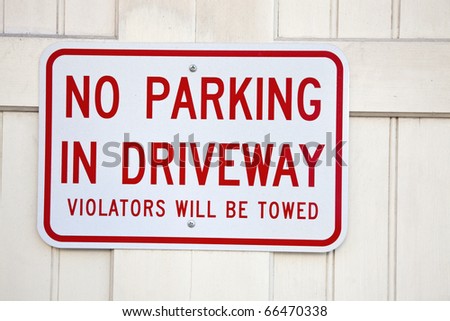 Don\'t park on driveway - sign on the garage door