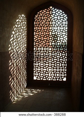 India, New Delhi: Cool shadows in Humayun\'s tumb