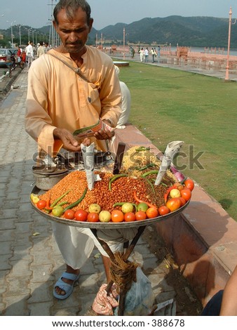 The colorful people of India: street food