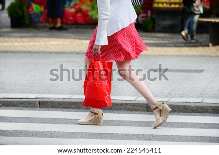 Shopping woman walking cross the street