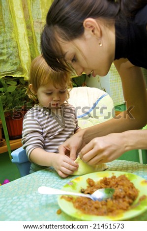 The little girl the cook helps mum to bake a pie from apples