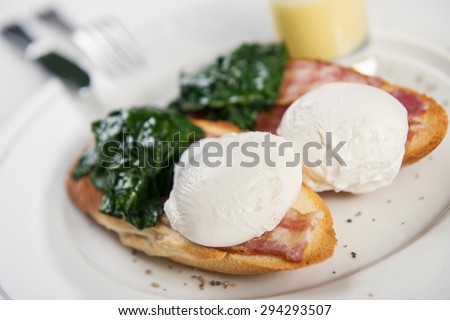 Poached egg on toast with spinach