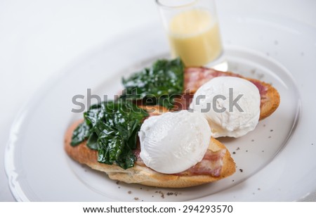 Poached egg on toast with spinach