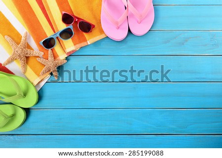 Beach background, wood deck, sunglasses, flip flops, copy space