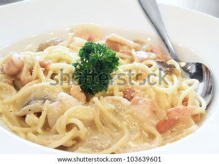 Spaghetti bacon and mushroom with cream sauce in white dish