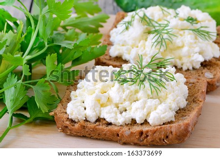 Sandwiches with curd cheese and herbs