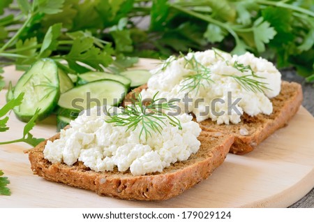 Sandwiches with curd cheese and dill
