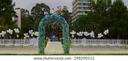 beach wedding set up, outdoor wedding reception, wedding arch