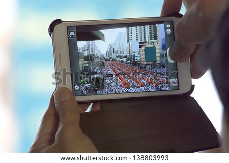 mobile take a photo to crowd