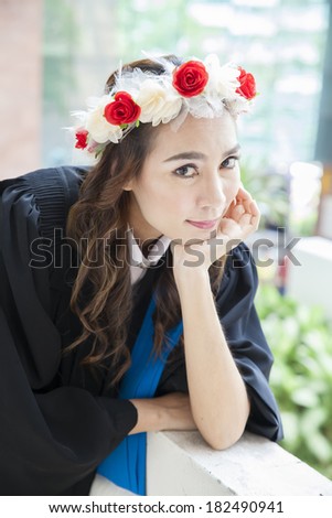 Portrait of girl graduated Bachelor\'s  Degree.Take post lovely ans smiling .